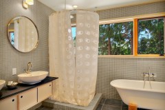 shower-curtain-ideas-for-small-bathrooms